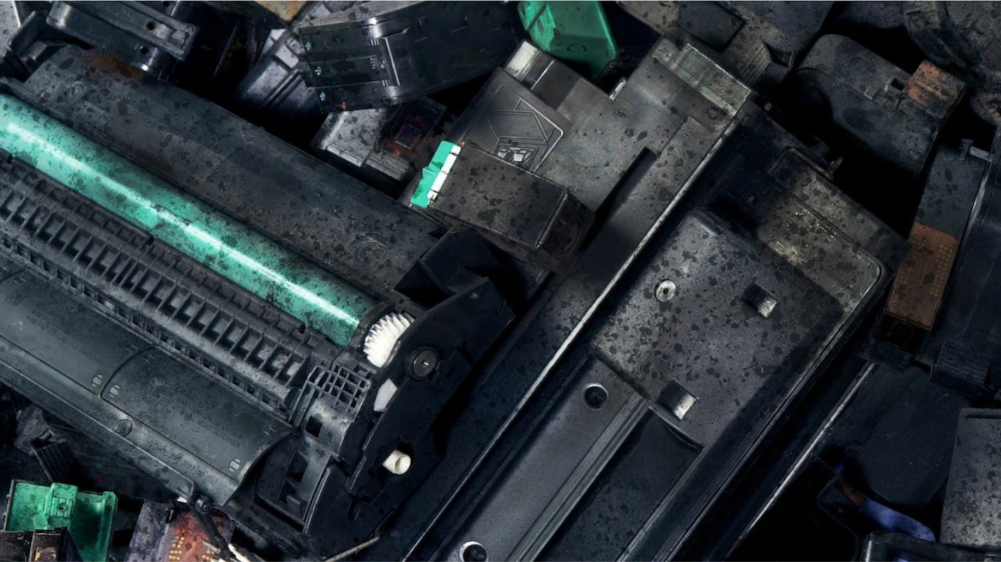 4. Imitations are made with single-use plastic. They can't be reused, and the complex plastic can lead to slow decomposition and crowded landfills.